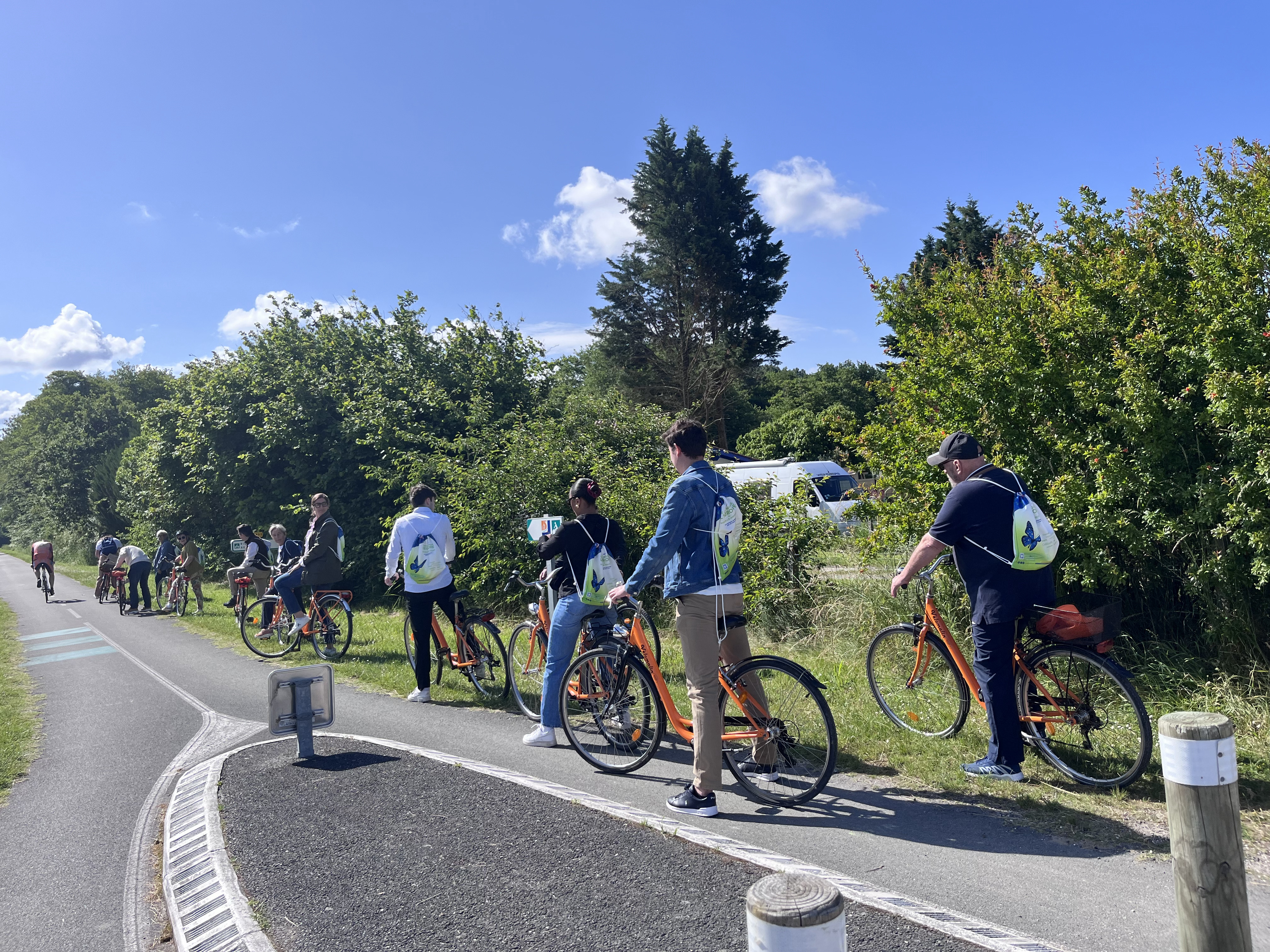 Une dizaine de personnes à vélo, en fil indienne