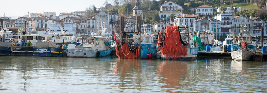 Bateau dans le port de Ciboure